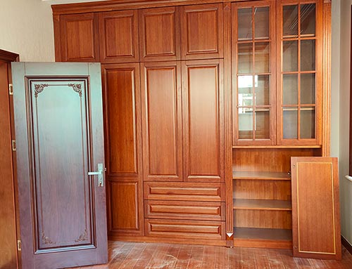 抚州中式家庭装修里定制的实木衣柜效果图